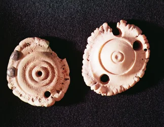 Dos amuletos (hueso)